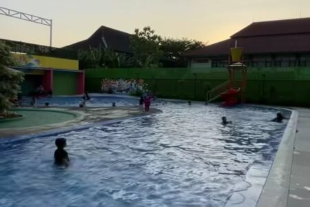Kolam renang Jambangan Hore atau Jambore Playland. (Instagram/ericahyadi_)