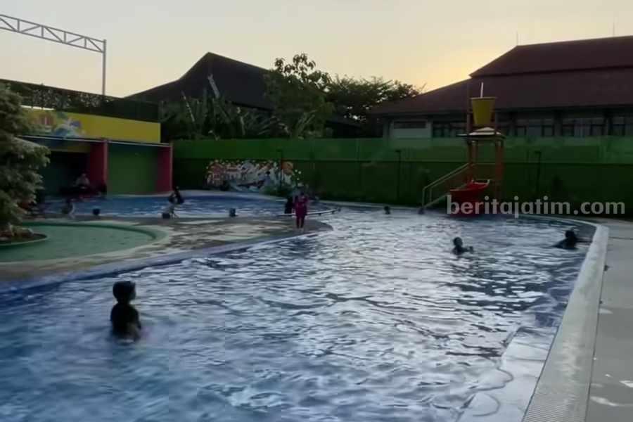 Kolam renang Jambangan Hore atau Jambore Playland. (Instagram/ericahyadi_)