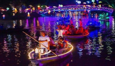 Perahu Kalimas, rekomendasi wisata malam di Surabaya. (Instagram/info_surabaya)