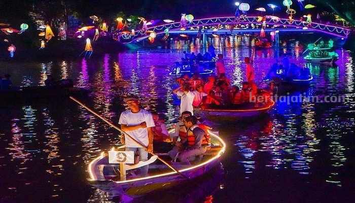 Perahu Kalimas, rekomendasi wisata malam di Surabaya. (Instagram/info_surabaya)