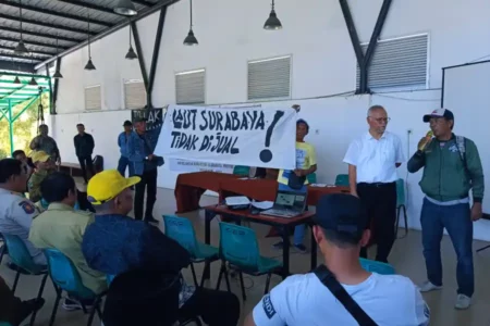 Warga Bubarkan Paksa Konsultasi AMDAL Surabaya Waterfront Land foto berita jatim