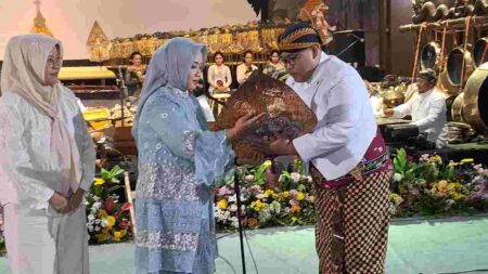 Sosialisasi Pengawasan, Bawaslu Kota Mojokerto Gelar Wayang Kulit foto beritajatim