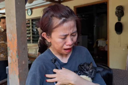 Kucing Kesayangan Selamat, Wanita Ngawi Tak Kuasa Menahan Tangis Afina Nurrahma saat memeluk kucingnya yang sempat tercebur sumur rumah di Desa Grudo, Ngawi, Jumat (06/09/2024).