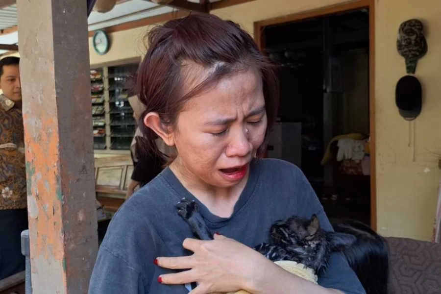 Afina Nurrahma saat memeluk kucingnya yang sempat tercebur sumur rumah di Desa Grudo, Ngawi, Jumat (06/09/2024).