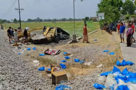 Truk Muat Garam Temper KA Argo Semeru di Ngawi, 2 Terluka