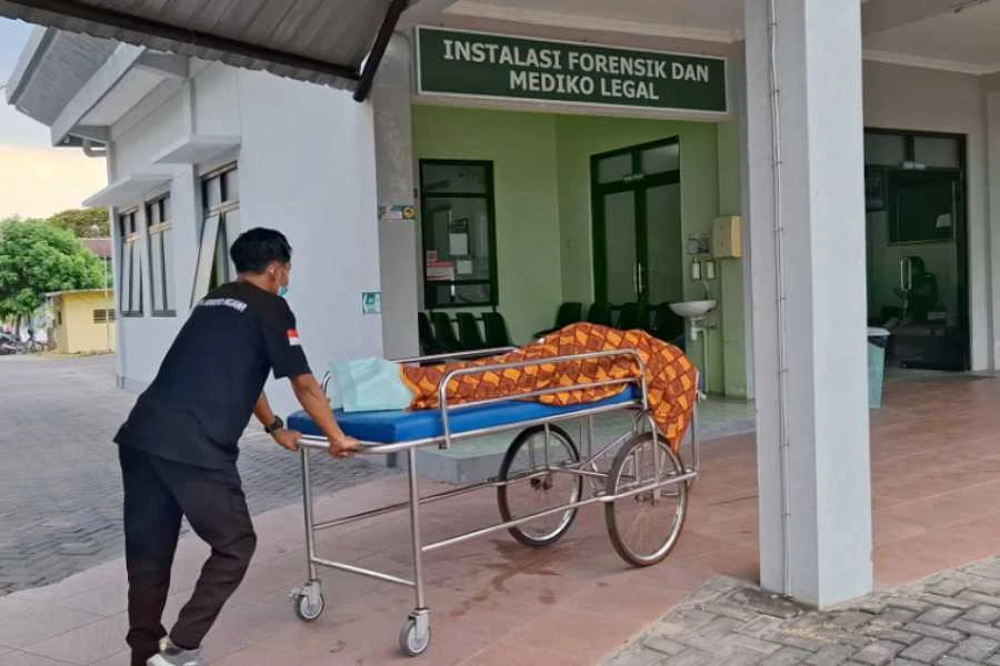 Jenazah Sudiyono, salah satu orang yang berada di dalam truk yang tertabrak KA Argo Semeru, di perlintasan sebidang KA di Desa Keraswetan, Geneng, Ngawi, Jawa Timur, Sabtu (07/09/2024).