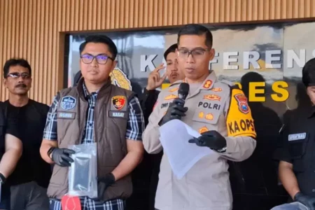 Pria Ngawi Curi HP Pemandu Lagu saat Karaokean