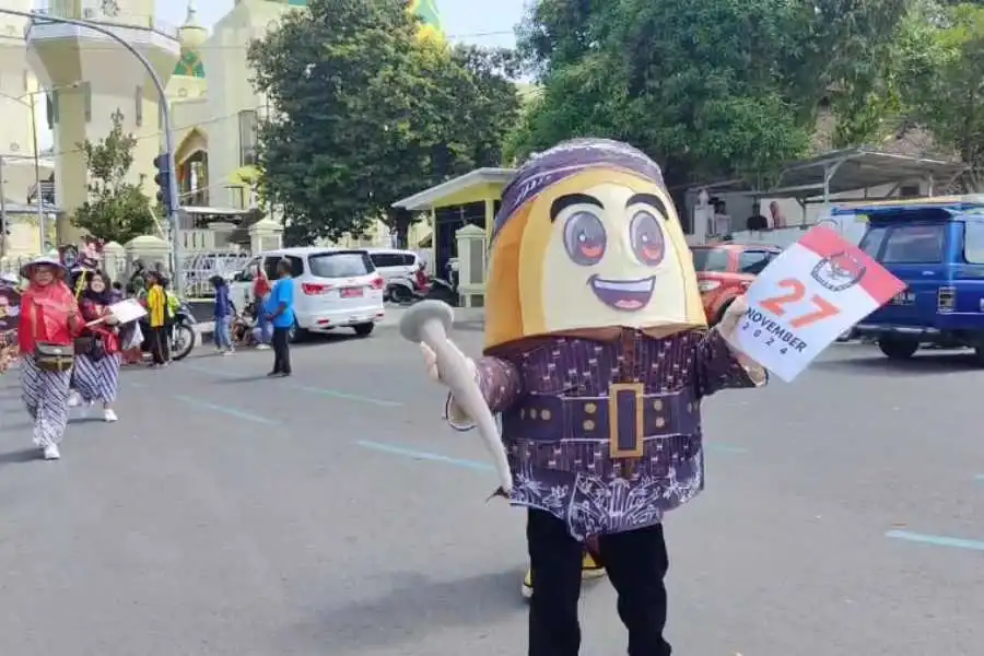 Maskot Pemilihan Bupati-Wabup Magetan 2024 Si Bolih saat tampil di kirab Maskot, Sabtu (07/09/2024)