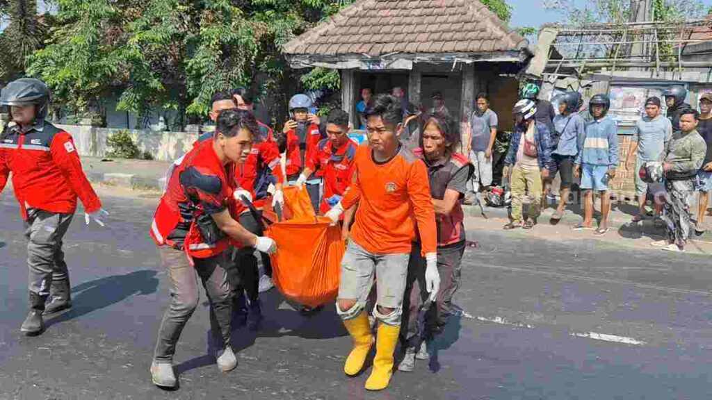 Caption : Jenazah korban dievakuasi ke ruang jenazah RSUD Dr Wahidin Sudiro Husodo Kota Mojokerto. [Foto : Misti/beritajatim.com]