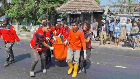 Caption : Jenazah korban dievakuasi ke ruang jenazah RSUD Dr Wahidin Sudiro Husodo Kota Mojokerto. [Foto : Misti/beritajatim.com]
