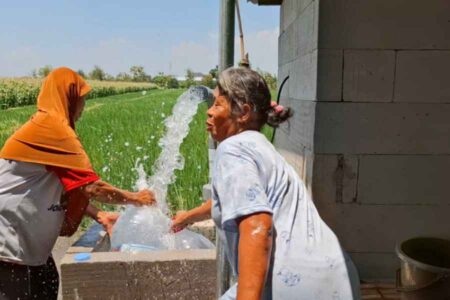 Kekeringan, Warga Kuwon Magetan Cari Air Sumur Sawah hingga Perdalam Sumur