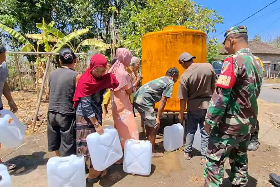 Warga Desa Kuwon, Karas, Magetan saat mengambil air bersih di tangki yang disediakan dikirim oleh BPBD Magetan, Sabtu (14/09/2024).