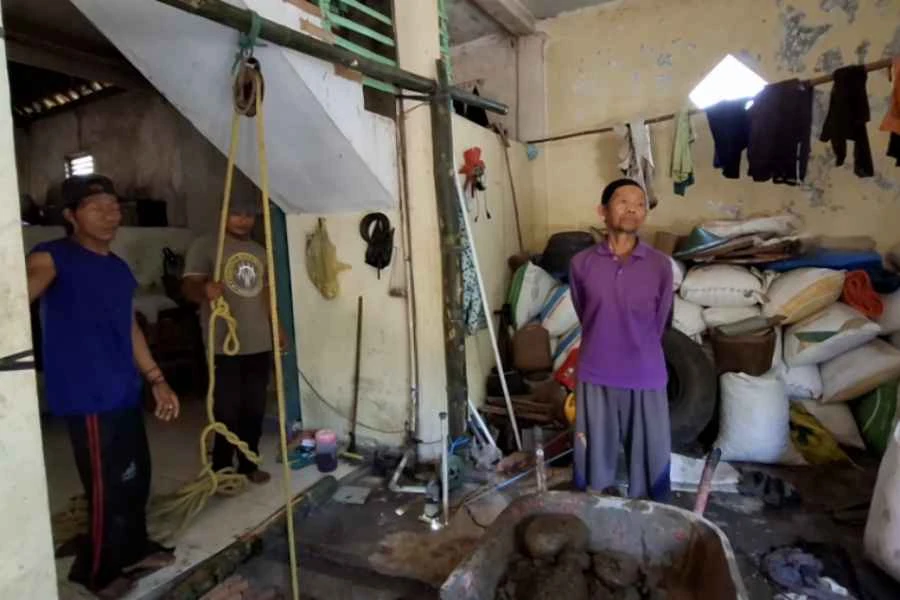 Pekerja saat memperdalam sumur rumah Surati, warga Desa Kuwon, Karas, Magetan, Sabtu (14/09/2024).