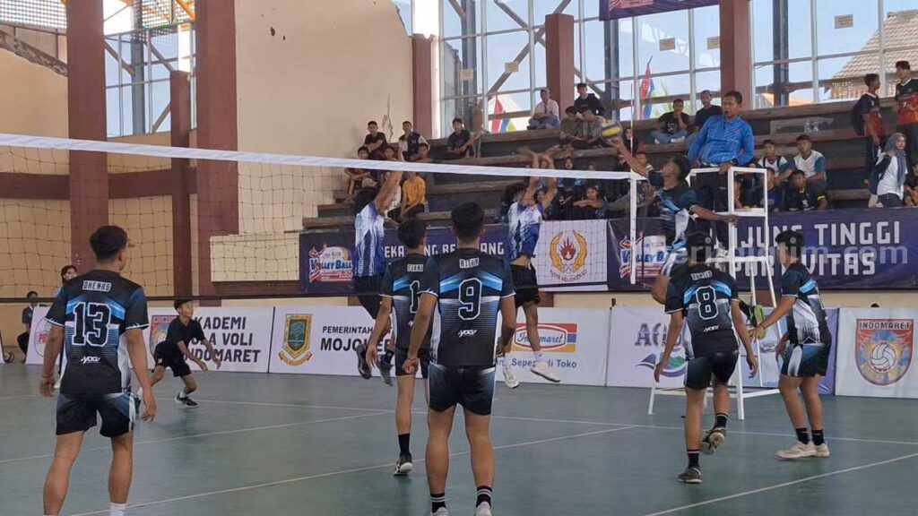 Tim SMAN 2 vs SMA Raden Rachmad Kota Mojokerto saat tampil di Klik Indomaret Volleyball Tournament 2024 di GOR Seni Majapahit Kota Mojokerto. [Foto : ist]