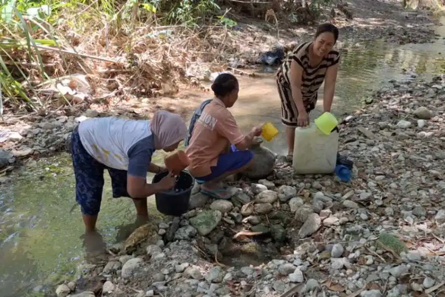 Cerita Warga Ngawi Terpaksa Gali Lubang Belik di Sungai Kering