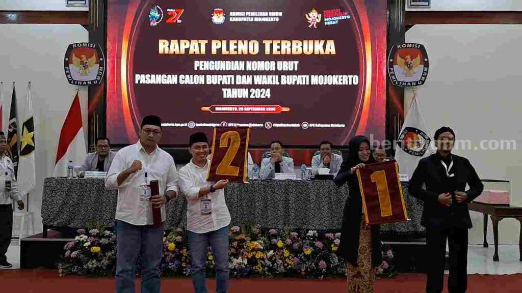 Rapat Pleno Terbuka Pengundian Nomor Urut Pasangan Calon Bupati dan Wakil Bupati Tahun 2024 di Gedung Pemilu KPU Kabupaten Mojokerto. [Foto : dok]