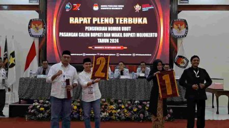 Rapat Pleno Terbuka Pengundian Nomor Urut Pasangan Calon Bupati dan Wakil Bupati Tahun 2024 di Gedung Pemilu KPU Kabupaten Mojokerto. [Foto : dok]