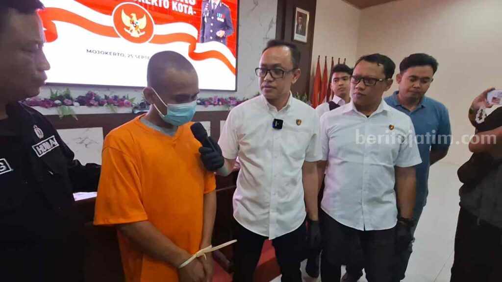 Kasat Reskrim Polres Mojokerto Kota, AKP Achmad Rudy Zaeni merilis kasus tindak pidana persetubuhan atau pencabutan terhadap anak di Aula Hayam Wuruk Polres Mojokerto Kota. [Foto: Misti/Beritajatim.com]