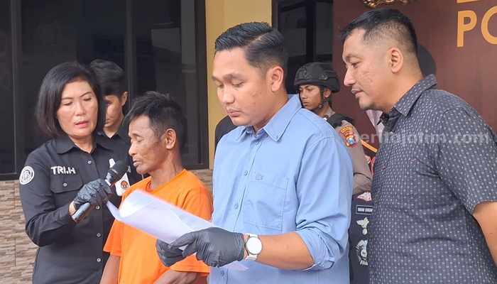 Pelaku Darmaji (56) saat dirilis di Mapolres Mojokerto. [Foto : Misti/beritajatim.com]