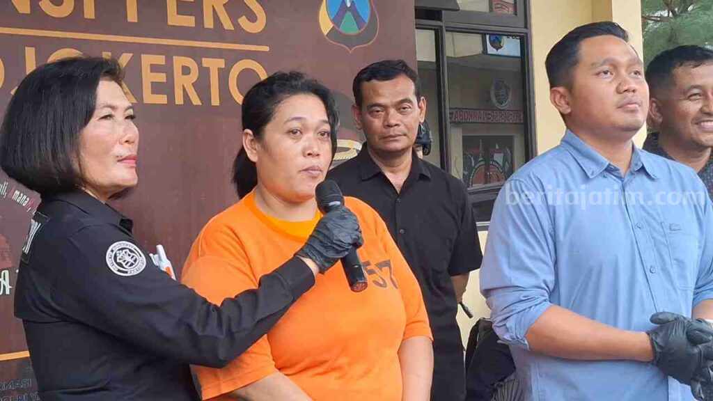 Pelaku penipuan Heni Aftaria (37) saat dipilih Satrekrim Polres Mojokerto. [Foto: Misti/Beritajatim.com]