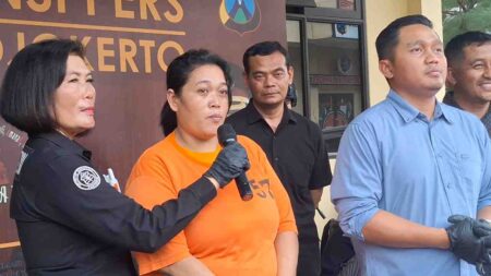 Pelaku penipuan Heni Aftaria (37) saat dipilih Satrekrim Polres Mojokerto. [Foto: Misti/Beritajatim.com]