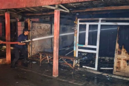 Petugas Damkar Ngawi saat memadamkan api di rumah milik Painah di Desa Tepas, Geneng, Ngawi, Sabtu (28/09/2024)