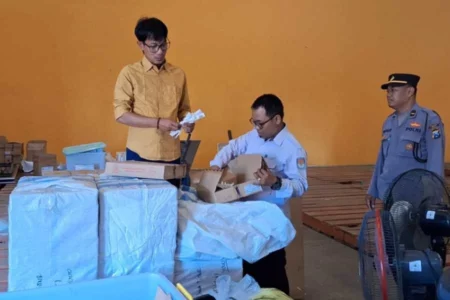 KPU Jatim Pastikan Distribusi Logistik Tahap Pertama Pilbup Ngawi 2024 Aman KPU Provinsi saat sidak ke gudang KPU Ngawi di Gudang Bulog, Desa Keniten, Geneng, Ngawi, Senin (30/9//2024)