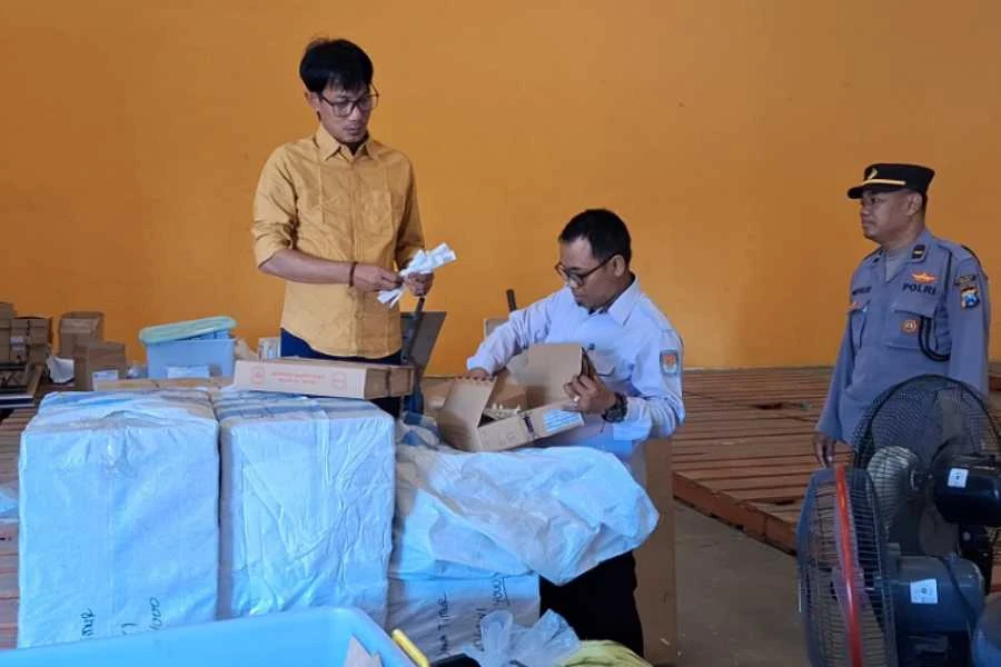 KPU Provinsi saat sidak ke gudang KPU Ngawi di Gudang Bulog, Desa Keniten, Geneng, Ngawi, Senin (30/9//2024)