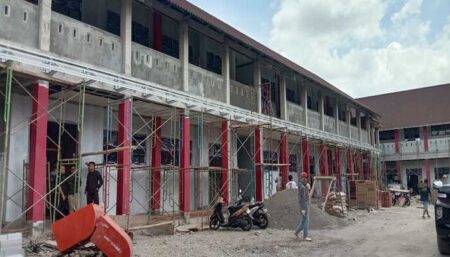 Telan Anggaran Rp19 Miliar, Progres Pembangunan SMPN 6 Blitar Capai 40 Persen SMPN 6 Kota Blitar yang saat ini tengah dibangun, Selasa (3/9/2024). (foto : Winanto/beritajatim.com)