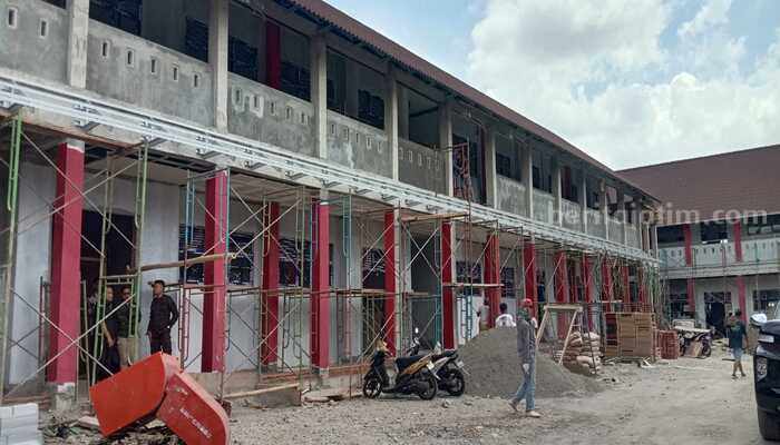 SMPN 6 Kota Blitar yang saat ini tengah dibangun, Selasa (3/9/2024). (foto : Winanto/beritajatim.com)