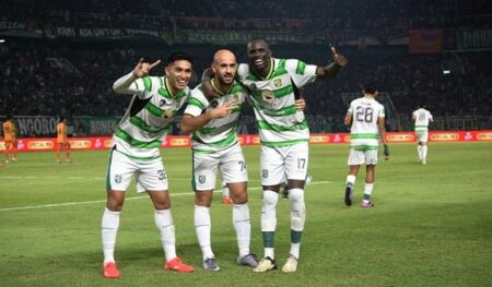 Paul Munster Akui Kemenangan Persebaya hingga Puncaki Klasemen Tidak Mudah Selebrasi tiga pemain persebaya usai laga di Stadion Gelora Bung Tomo.