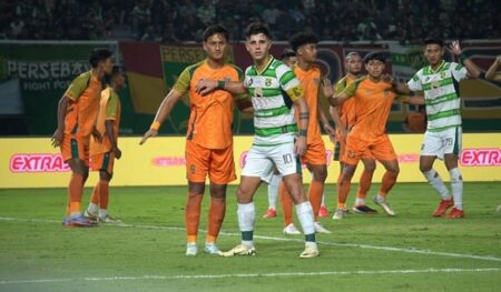 Paul Munster Ungkap Kunci Konsistensi Persebaya di Puncak Klasemen BRI Liga 1 Persebaya Surabaya saat bertanding di Stadion Gelora Bung Tomo, Surabaya.