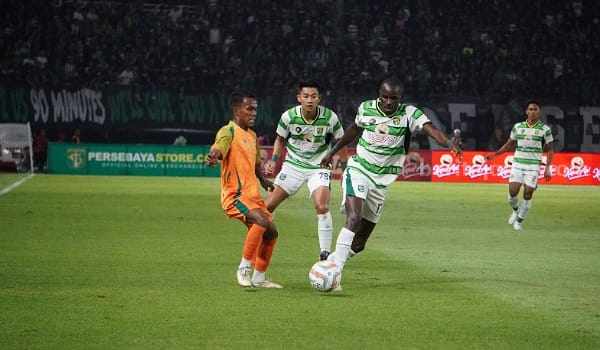 Persebaya Surabaya saat bertanding di stadion Gelora Bung Tomo.