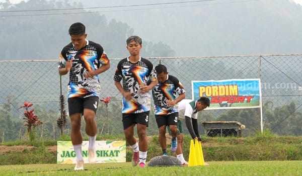 Deltras FC Saat latihan bersama.