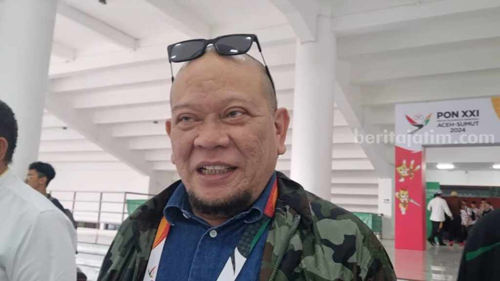La Nyalla Mattaliti, Ketua DPD RI melihat pertandingan PON XXI Sumut.