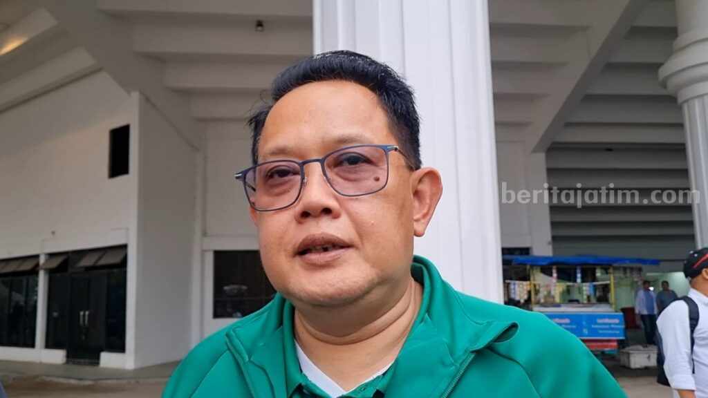 PJ Gubernur Jatim, Adhi Karyono saat mengunjungi atlet di Sumut Sport Center.