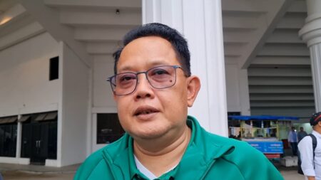 PJ Gubernur Jatim, Adhi Karyono saat mengunjungi atlet di Sumut Sport Center.