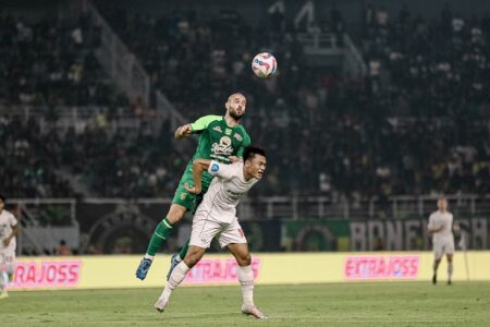Link Live Streaming PSBS vs Persebaya: Persiapan Aksi Seru Malam Ini Aksi gelandang Persebaya Surabaya Mohammed Rashid dalam pertandingan melawan Persis Solo pada pekan kelima Liga 1 musim 2024/2025. Foto: Persebaya