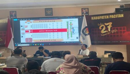 Komisioner KPU Pacitan saat memberikan penjelasan Teknis terkait Penetapan dan pengambilan nomor urut paslon peserta Pilkada serentak 2024, Sabtu (21/09) waktu setempat (sulthan munir / beritajatim.com)