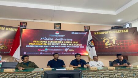 KPU Pacitan Tetapkan DPT Pilkada Sejumlah 469.321 Jiwa Jajaran Komisioner KPU Pacitan Sampaikan jumlah DPT Pilkada Serentak 2024 saat media gathering pada Sabtu (21/09) siang (Sulthan Munir/beritajatim.com)