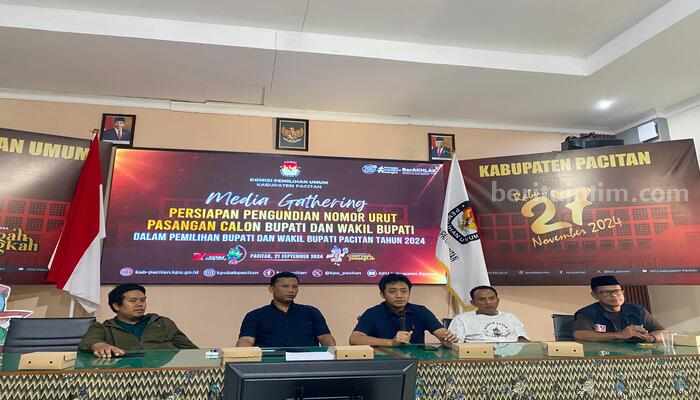 Jajaran Komisioner KPU Pacitan Sampaikan jumlah DPT Pilkada Serentak 2024 saat media gathering pada Sabtu (21/09) siang (Sulthan Munir/beritajatim.com)
