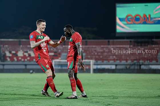 Flavio Silva mencetak gol tunggal sekaligus mentarkan kemenangan bagi Persebaya di laga lawan PSBS Biak, Minggu (22/9/2024) malam. Foto: Persebaya