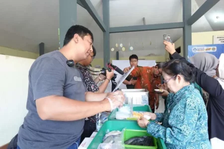 Tim UKWMS Latih Kelompok Budidaya Lele di Surabaya Tingkatkan Hasil Olahan