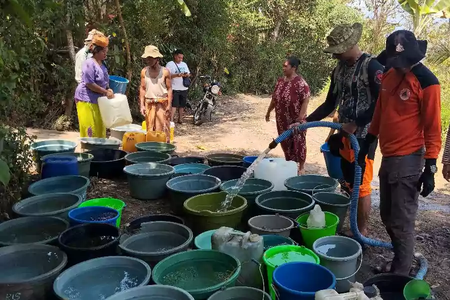 Droping air bersih di Dusun Pelinggian, Desa/Kecamatan Wringin, Kabupaten Bondowoso. (BPBD Bondowoso)