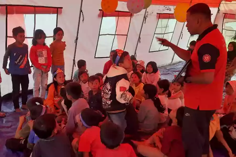 Anak-anak korban gempa bumi diajari mitigasi bencana dengan lagu Sunda.
