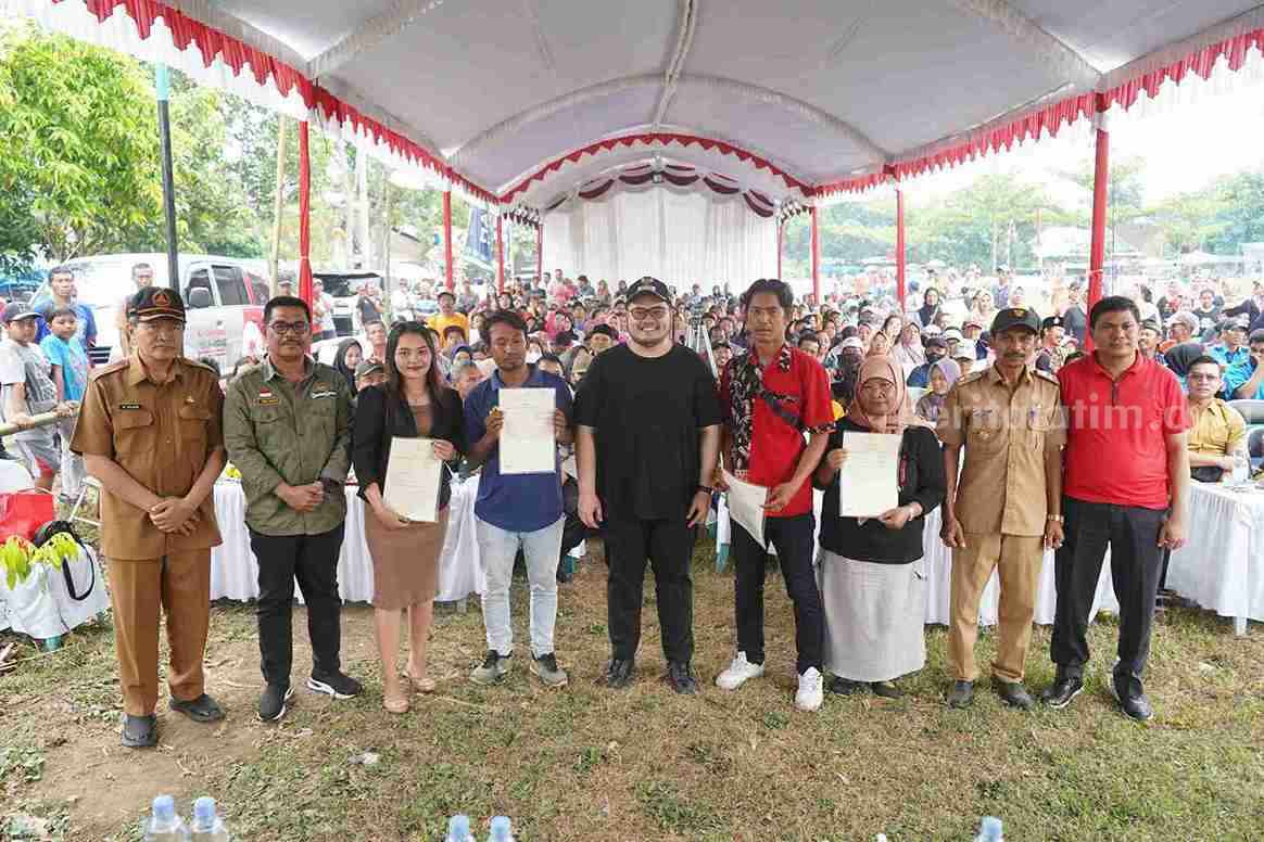 Mas Dhito Serahkan Sertifikat Elektronik Bagi Warga Kampungbaru Kediri.