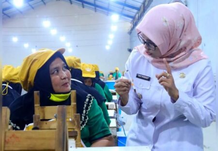 Ribuan Buruh di Blitar Terima BLT dari DBHCHT, Nilainya Rp300 Ribu/Bulan foto beritajatim