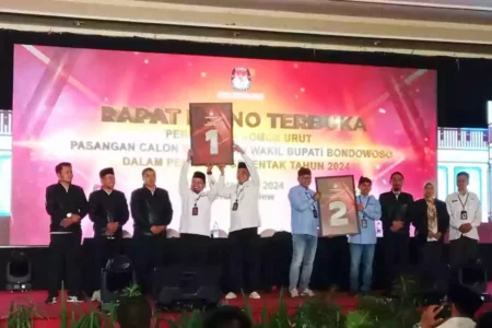 Pengundian nomor urut di Pilbup Bondowoso 2024 yang digelar di Hotel Ijen View, Senin (23/9/2024) malam. (Deni Ahmad Wijaya/Beritajatim.com)