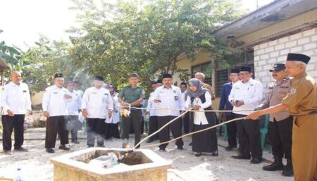 Jajaran Kemenag Tuban saat musnahkan buku nikah yang sudah kadaluarsa.