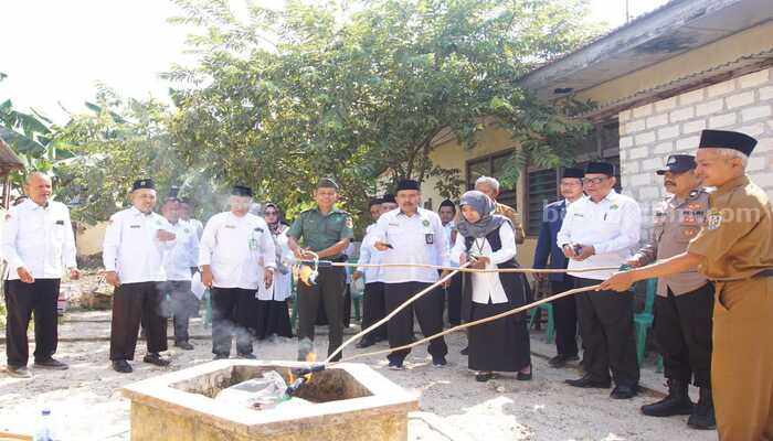 Jajaran Kemenag Tuban saat musnahkan buku nikah yang sudah kadaluarsa.